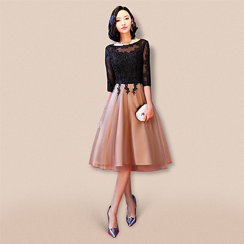A-Line Celebrity Style Wedding Guest Cocktail Party Dress Boat Neck Half Sleeve Knee Length Lace Tulle with Lace Insert Appliques 2021
A-Line Celebrity Style Wedding Guest Cocktail Party Dress Boat Neck Half Sleeve Knee Length Lace Tulle with Lace Insert Appliques 2021