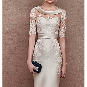 baratos Loja de Casamentos-Tubinho Vestido Para Mãe dos Noivos Elegante Tamanhos Grandes Scoop pescoço Até os Joelhos Cetim Manga Curta com Apliques 2020