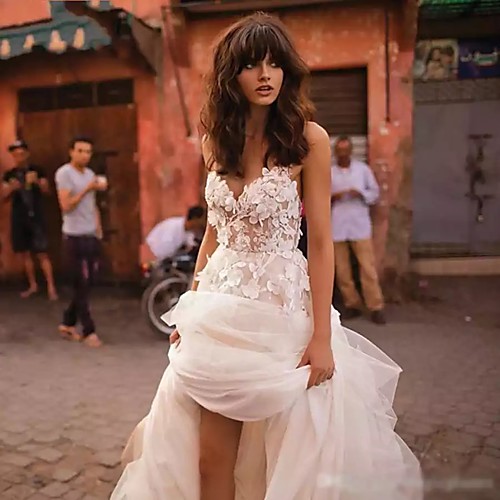 

A-Line Wedding Dresses V Neck Court Train Lace Tulle Strapless Country Boho Illusion Detail Backless with Appliques 2021