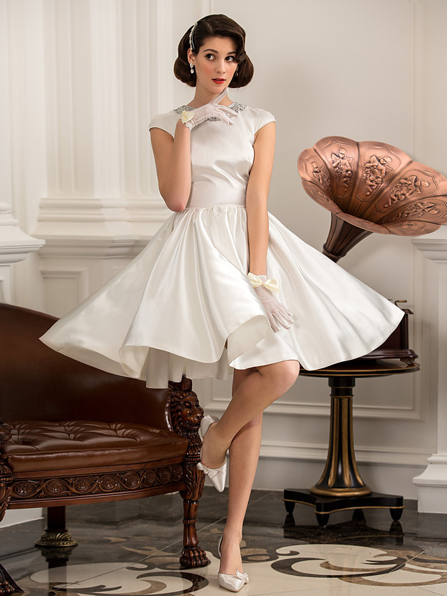 Платье из белого атласа